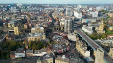Newcastle 'ın Tyne şehir merkezindeki hareketli şehir manzarasını görüntülediği nefes kesici bir zaman dilimi videosu.