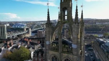 Newcastle Katedrali 'nin etkileyici bir klibi, kule etrafında 360 derecelik bir görüntü yakalıyor ve Newcastle şehri arka plan olarak kullanılıyor. Görüntüler, tarihi mimari ve şehir manzarasına dinamik bir perspektif sağlıyor.