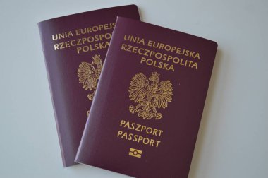 Polonya vatandaşlarının temel seyahat ve kimlik belgelerini temsil eden iki Polonya pasaportunun yakın plan fotoğrafı. Bu pasaportlar uluslararası seyahat ve yasal kimlik için hayati önem taşıyor.