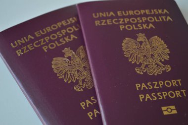 Polonya vatandaşlarının temel seyahat ve kimlik belgelerini temsil eden iki Polonya pasaportunun yakın plan fotoğrafı. Bu pasaportlar uluslararası seyahat ve yasal kimlik için hayati önem taşıyor.