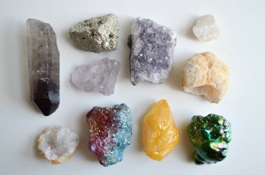 Taş Koleksiyonu: Smoky Quartz, Pyrite, Amethyst, Quartz Geode, Fire Agate, Yellow Sapphire, Titanium Aura Spirit Quartz