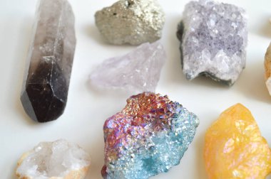 Taş Koleksiyonu: Smoky Quartz, Pyrite, Amethyst, Quartz Geode, Fire Agate, Yellow Sapphire, Titanium Aura Spirit Quartz