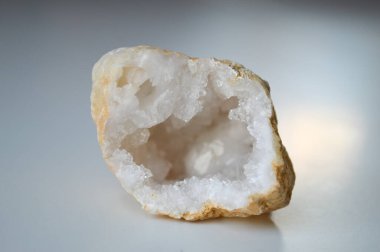 Bir kuvars jeotunun iki parçası, içindeki çarpıcı kristal iç mekanı ortaya çıkarıyor. Bölünmüş jeot, kuvars kristallerinin doğal güzelliğini ve karmaşık oluşumlarını vurguluyor. Bu da onu büyüleyici bir konu yapıyor.