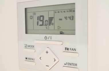 Uzaktan kumandalı, duvara monte edilmiş bir klima cihazı, sıcak hava ve soğuk hava koşulları için verimli bir soğutma sağlıyor. Sıcak ya da soğuk havada ideal aygıt.