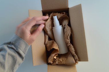 Koruyucu ambalaj malzemeleriyle dolu karton bir kargo kutusu, çevre dostu kağıt dolgu malzemesi ve biyolojik olarak çözünebilir fıstık paketleri de dahil. Bu malzemeler güvenli bir şekilde paketlemek, kırılgan eşyaları korumak ve güvenli bir şekilde teslim etmek için idealdir.