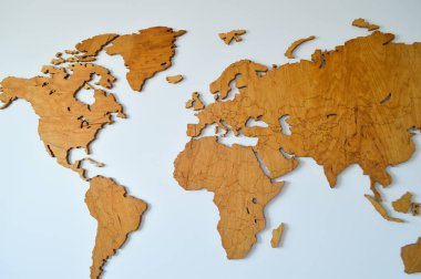 Tüm ülkelerin hatlarını gösteren, bir küreyi andıracak şekilde tasarlanmış, güzel bir ahşap dünya haritası. Temiz beyaz arka plana sahip minimalist stil kontrastı artırarak, ayrıntılı ahşap kesikleri öne çıkarıyor. Bu dekoratif piec