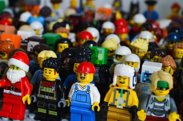 LEGO 'nun çeşitli küçük figürlerinin canlı ve renkli bir araya gelmesi, topluluğu, takım çalışmasını ve kapsayıcılığı sembolize ediyor. Her figür farklı meslekler, stiller ve kişilikler sergileyen eşsiz bir karakteri temsil ediyor. Bu eğlenceli kompozisyon 
