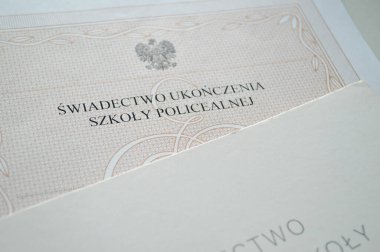 Eğitimi ve mesleki nitelikleri sembolize eden Polonya lise diplomasının (geniş iki Ukoczenia Szkoy Policealnej) yakın çekimi. 