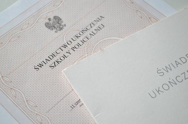 Eğitimi ve mesleki nitelikleri sembolize eden Polonya lise diplomasının (geniş iki Ukoczenia Szkoy Policealnej) yakın çekimi. 