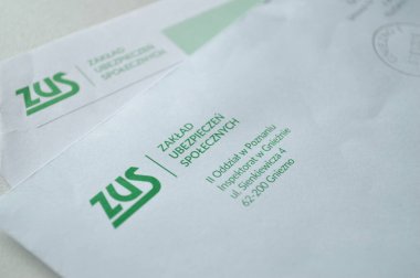 Polonya Sosyal Sigorta Kurumu Zaklad Ubezpieczen Spolecznych 'in (ZUS) resmi zarfının yakınlaştırılması. Zarfta kurumun yeşil logosu ve Gniezno 'daki bölgesel bir şubenin ayrıntıları yer alıyor. Bu görüntü Ilus için ideal.