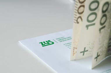 Polonya Sosyal Sigorta Kurumu ile birlikte ZUS 'tan (Zaklad Ubezpieczen Spolecznych - Polonya Sosyal Sigorta Kurumu) gelen bir zarfı gösteren yakın plan bir resim (100 zloti). Bu görsel sosyal güvenlik ödemeleri, emekli aylıkları, hükümet Ben kavramını temsil eder