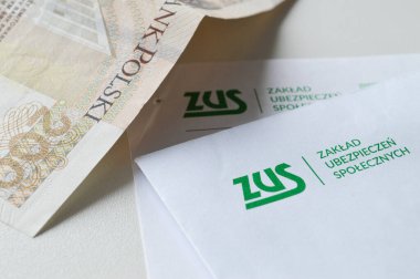 Polonya Sosyal Sigorta Kurumu ile birlikte ZUS 'tan (Zaklad Ubezpieczen Spolecznych - Polonya Sosyal Sigorta Kurumu) gelen bir zarfı gösteren yakın plan bir resim (100 zloti). Bu görsel sosyal güvenlik ödemeleri, emekli aylıkları, hükümet Ben kavramını temsil eder