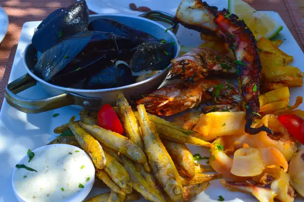 Yunanistan 'ın Rodos adasındaki geleneksel bir kafede ahtapot, midye, yengeç ve daha fazlasının yer aldığı lezzetli bir deniz ürünleri tabağı servis edildi. Otantik Akdeniz lezzetlerini tat..