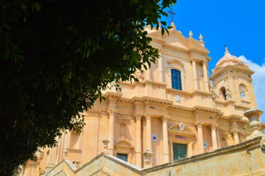 Sicilya 'nın güneydoğusundaki Barok başyapıtı Noto Katedrali' nin görkemli manzarası. Sıcak altın tonlarıyla ve çarpıcı mimari detaylarıyla canlı bir gökyüzüne karşı yakalandı..