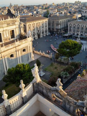 Catania 'daki Piazza Duomo üzerinde yükseltilmiş günbatımı manzarası, tarihi Barok binaları, heykeller ve bu ikonik Sicilya meydanının canlı yaşamını gözler önüne seriyor..