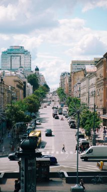 İsveç 'teki Stockholm şehri manzarası. Şehir merkezi. Şehirdeki hayat. Şehirde yaz mevsimi. Dikey. Duvar kağıdı. Arkaplan.