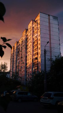 Barselona şehri manzarası. Şehirde günbatımı. Eski mimari. Turuncu gökyüzü. Beton orman. Şehir hayatı. Yağmurdan önceki zaman