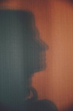 Bir adamın kafasının gölgesi. Profildeki kızın yüzü. Sivri burunlu. Güzel siluet. Duvar Kağıdı.