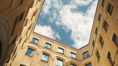 Çeşmeye su damlası damlatın, yaklaşın. Hava spreyleri. Şehir çok sıcak oldu. Sıcaktan rahatla. Nem. Anormal sıcaklık.