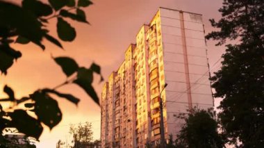 Çeşmeye su damlası damlatın, yaklaşın. Hava spreyleri. Şehir çok sıcak oldu. Sıcaktan rahatla. Nem. Anormal sıcaklık.