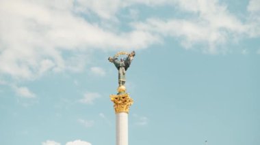 Kyiv şehir merkezi. Ana stella. Özgürlüğün sembolü. Altın tacı ve altın elementleri olan bir kadın heykeli..