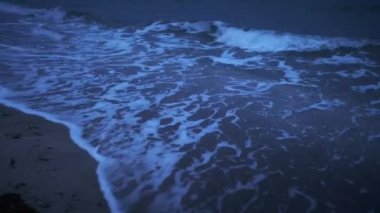 Dalgalı deniz suyu. Deniz dalgaları. Dalgalar. Üst Manzara. Minimalist bir resim. İyi akşamlar. Akşam atmosferi. Mavi renk. Açık mavi renk. Gece denizi. Mavi saatler. Gece köpüğü. Sıcak bir gece.