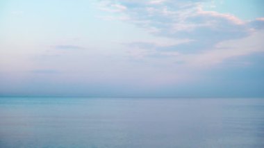 Güzel günbatımı gökyüzü arka planı, doğa manzarası. Deniz. Kıyı şeridi. Deniz Burnu. Kumsal. Ufuk. İyi akşamlar. Akşam atmosferi. Su sıçrattı. Gün batımı. Mor gökyüzü. Pastel gökyüzü. İyi akşamlar. Dalgalar. Gün doğumu