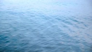 Dalgalı deniz suyu. Deniz dalgaları. Dalgalar. Üst Manzara. Minimalist bir resim. İyi akşamlar. Akşam atmosferi. Mavi renk. Açık mavi renk. Gece denizi. Mavi saatler. Gece köpüğü. Sıcak bir gece.
