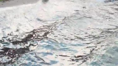 Dalgalı deniz suyu. Deniz dalgaları. Dalgalar. Üst Manzara. Minimalist bir resim. İyi akşamlar. Akşam atmosferi. Mavi renk. Açık mavi renk. Gece denizi. Mavi saatler. Gece köpüğü. Sıcak bir gece.