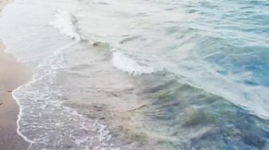 Dalgalı deniz suyu. Deniz dalgaları. Dalgalar. Üst Manzara. Minimalist bir resim. İyi akşamlar. Akşam atmosferi. Mavi renk. Açık mavi renk. Gece denizi. Mavi saatler. Gece köpüğü. Sıcak bir gece.