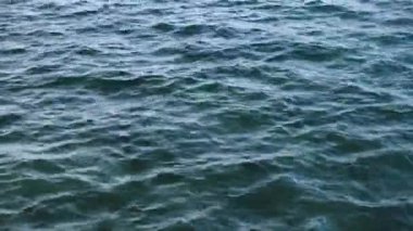 Dalgalı deniz suyu. Deniz dalgaları. Dalgalar. Üst Manzara. Minimalist bir resim. İyi akşamlar. Akşam atmosferi. Mavi renk. Açık mavi renk. Gece denizi. Mavi saatler. Gece köpüğü. Sıcak bir gece.