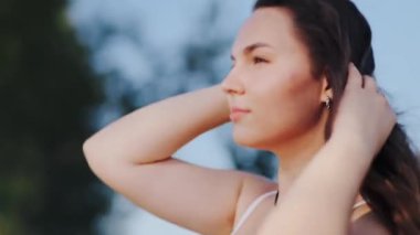 Denizin arka planında yaz elbisesi içinde genç güzel bir kız.