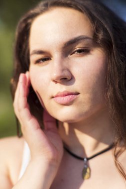 Parktaki genç bir kadının portresi.