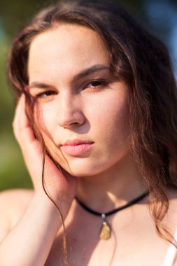 Parkta poz veren güzel kadın.