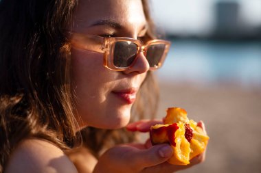 Taze meyve yiyen kız