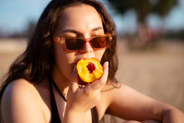 Parktaki şeftalili kadın. yüksek kaliteli fotoğraf