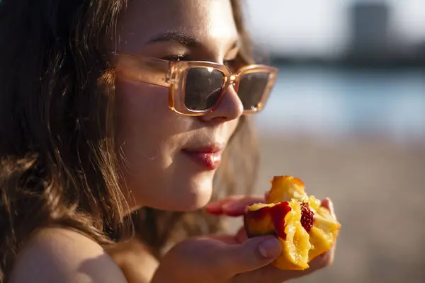 Taze meyve yiyen kız