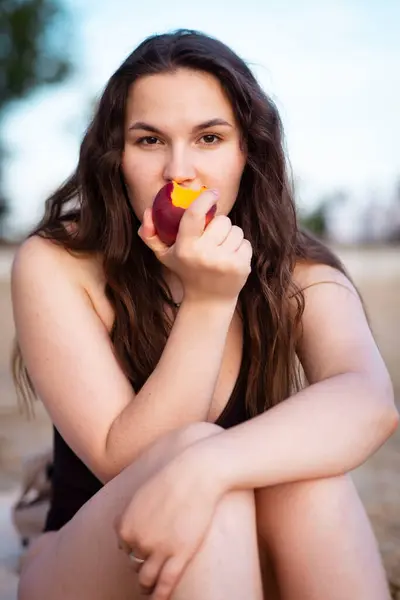 Nehirde şeftalili güzel esmer