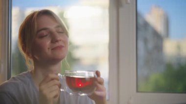 Sabah çay içen genç kadın