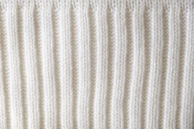 desen örülmüş yün kazak