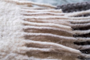 beyaz zemin üzerine yün iplik