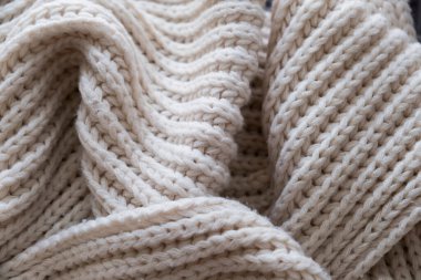 Arkaplan olarak beyaz örülmüş eşarp