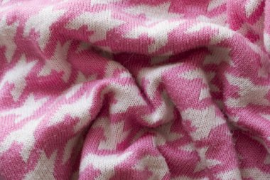 pembe ve beyaz örülmüş kumaş desenli.