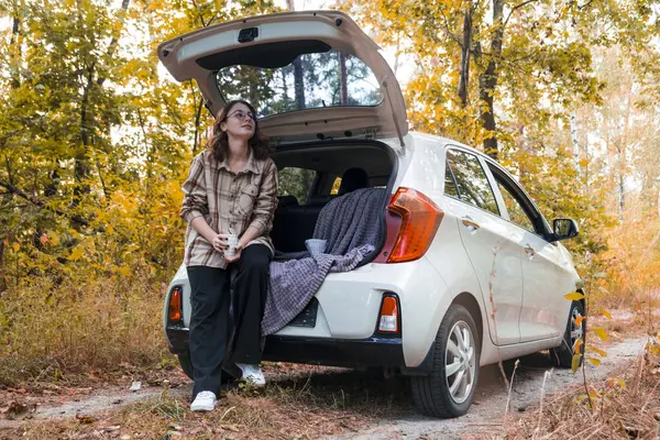Kadın ve erkek arabayla seyahat ediyorlar. sonbahar seyahati. 