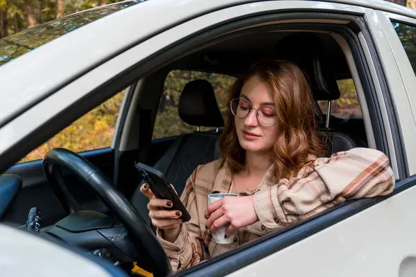 Araba süren genç bir kadın. sonbahar seyahati. 