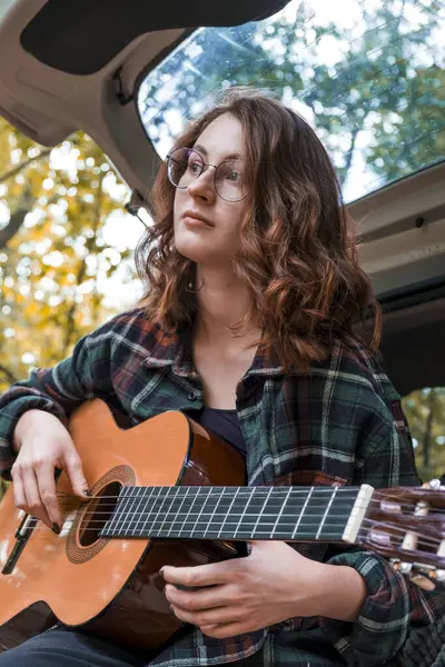 Parkta gitar çalan kız. sonbahar seyahati. 