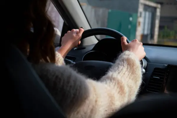 Araba süren genç bir kadın. sonbahar seyahati. 