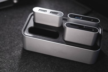 Workflow istasyon iskelesi. İş yeri. Ofis. Modern cihaz. Gri renk. Koyu arkaplan.