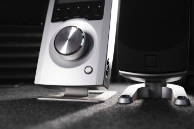 Siyah arkaplanı olan modern konuşmacı