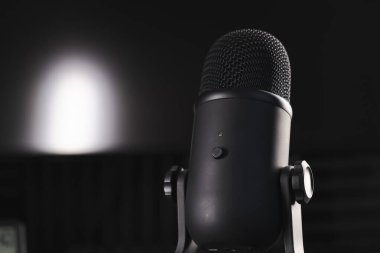 Kablosuz stüdyo mikrofonu. Ev ses kaydı için mikrofon. Yüksek kaliteli ses. Stüdyo. Podcast 'ler. Siyah minimalist plastik çanta. Ses için modern cihaz. Ürün fotoğrafı. Koyu arkaplan